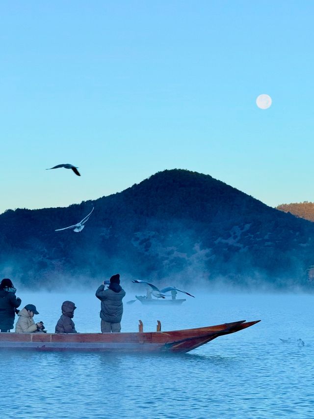 瀘沽湖晨霧絕了誰懂藍調時刻的美!拍出油畫大片 瀘沽湖晨霧絕了誰懂藍調時刻的美!拍出油畫大片