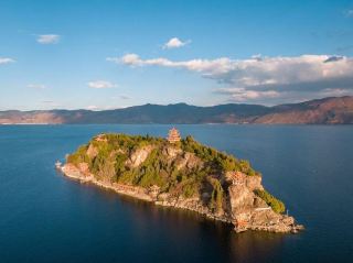 春に江川孤山へ：琉璃湖の景色を楽しみ、千年の古島を散策し、漁師の新鮮な味を味わう