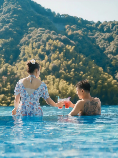 真夏の暑さを吹き飛ばす涼みスポット！葛仙村のインフィニティプールが