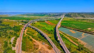 This is a shining pearl on the Daling River, especially stunning from an aerial perspective. The winding river weaves through vast farmlands, with sandbars scattered like stars, and meadows and water
