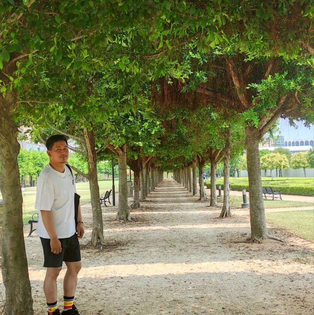experiencing the enormous eiffel tower 