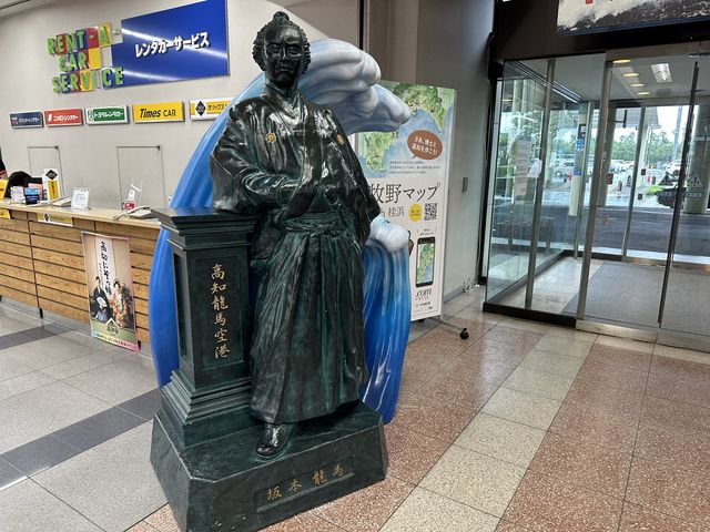 福岡空港→高知(龍馬)空港へ。JAL『エンブラエル』で高知へ飛ぶ。