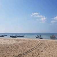 ท้องฟ้าสวย น้ำทะเลใส ที่หาดในยาง 