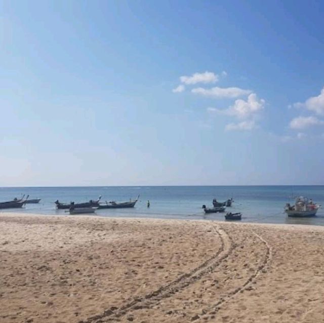 ท้องฟ้าสวย น้ำทะเลใส ที่หาดในยาง 