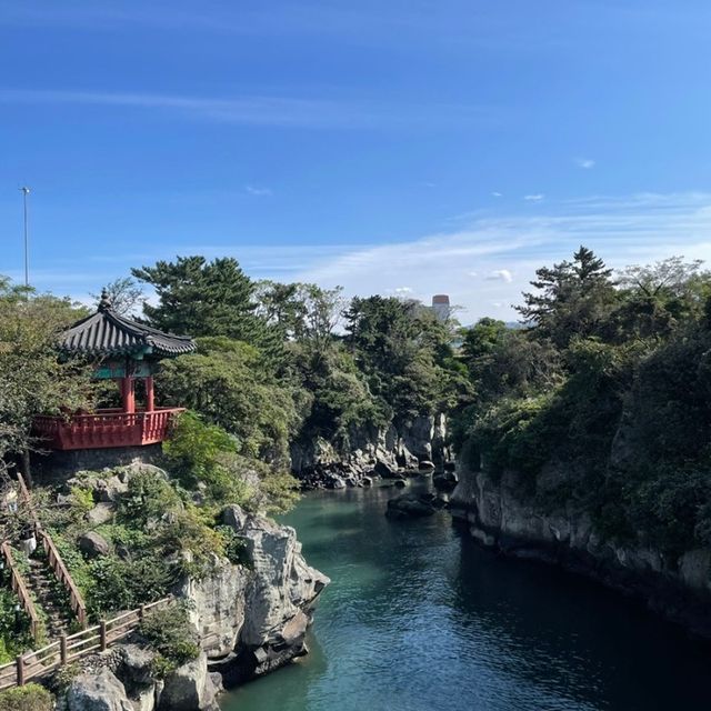 제주 공항 근처 볼거리: 제주 올레길 17코스, 용두암, 용연계곡
