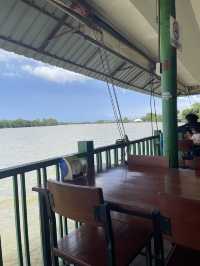 ห้องอาหารมธุรสเรือนแพ แปดริ้ว