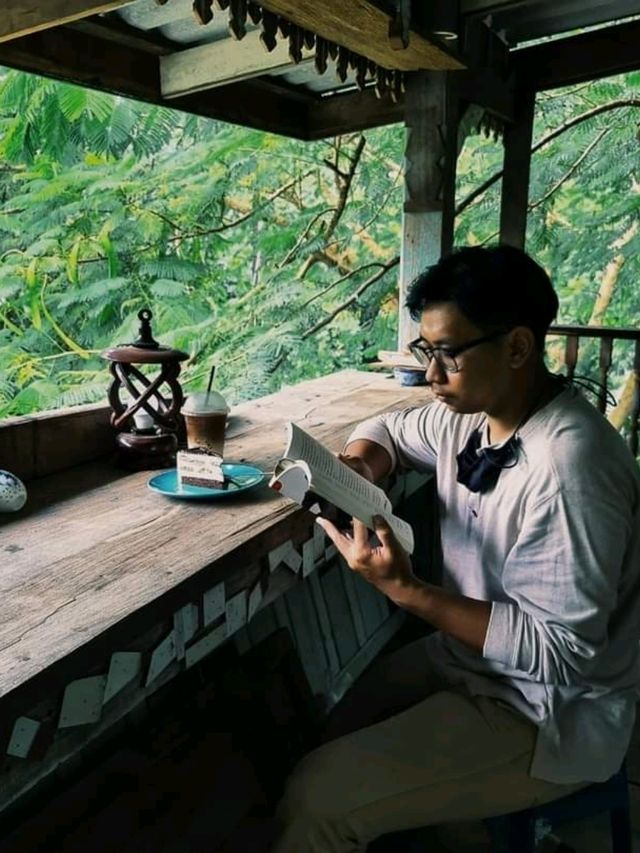 คาเฟ่กลางป่า☘️ วิวภูเขาล้อม แต่อยู่ใกล้ทะเล🌊