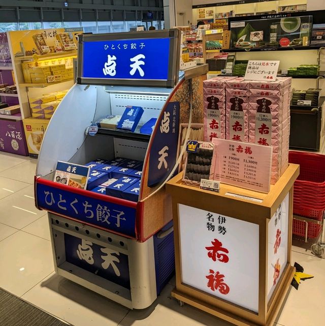 関西国際空港 第２ターミナル【ビリケンさん】が、気いつけてな。と、安全祈願。