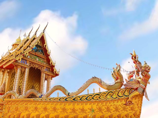 ไปวัดท่ามะกอก  ชมโบสถ์เรือนารายณ์ทรงสุบรรณ