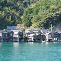 海がそばにあるカフェ