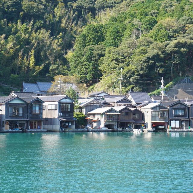 海がそばにあるカフェ