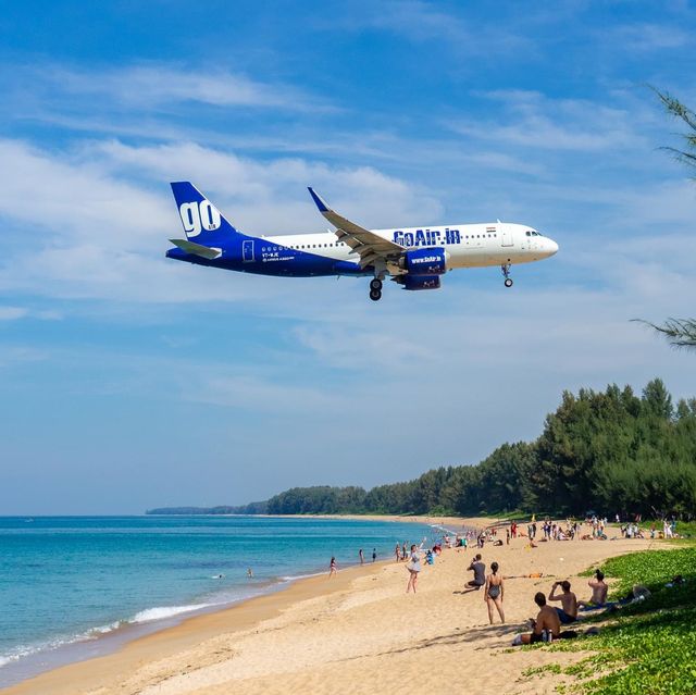 ถ่ายรูปเครื่องบินกำลังร่อนลง ณ หาดไม้ขาว ภูเก็ต
