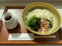 福岡空港。保安検査場内グルメ『あご出汁 うどん こがね丸』