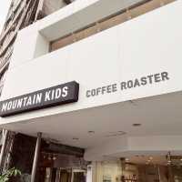 MOUNTAIN KIDS山小孩咖啡 ｜窗邊景色喝咖啡好舒服