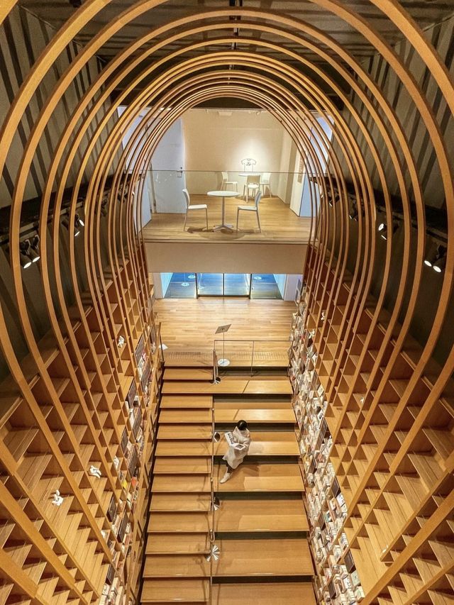 【東京】トンネルをイメージしたアートな図書館