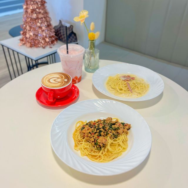 คาเฟ่สกล ตกแต่งตรีมคริสมาสต์ด้วยนะ🎄