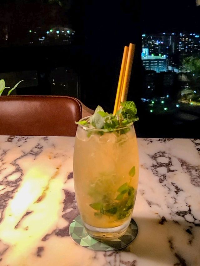 緑がいっぱいで雰囲気抜群のバー