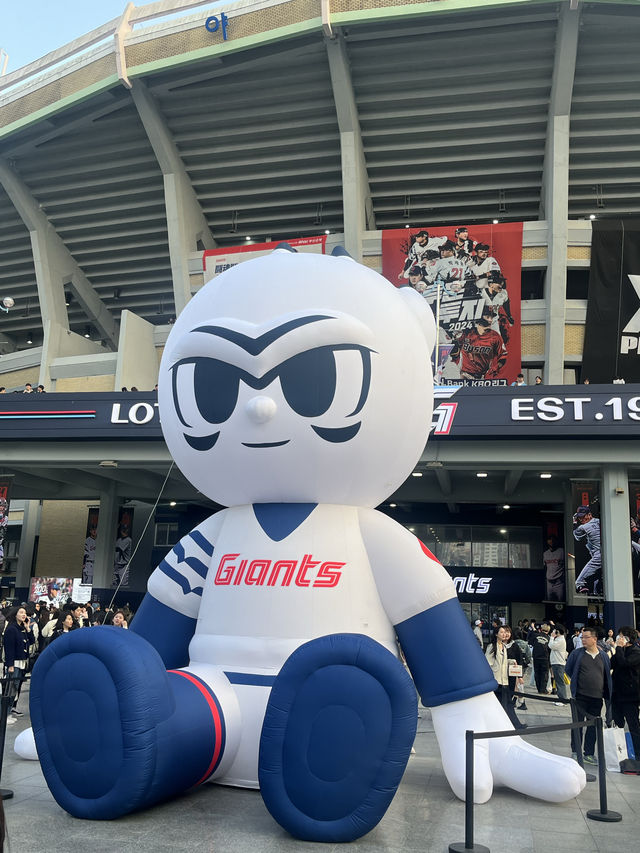 사직야구장은 현재 짱구 콜라보전시중!
