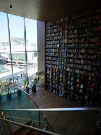【大阪】ガラス張りと壁一面の本の空間が美しい本屋📕
