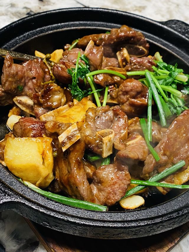 「啫火啫啫煲:滿滿熱氣,美味至尊」
