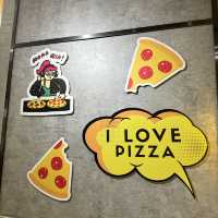 為食妹帶大麻成去九龍城食Pizza
