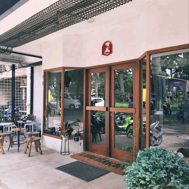 THE NEW PLACE IS WIDER THAN BEFORE, WITH AN OUTDOOR AREA IN THE FRONT