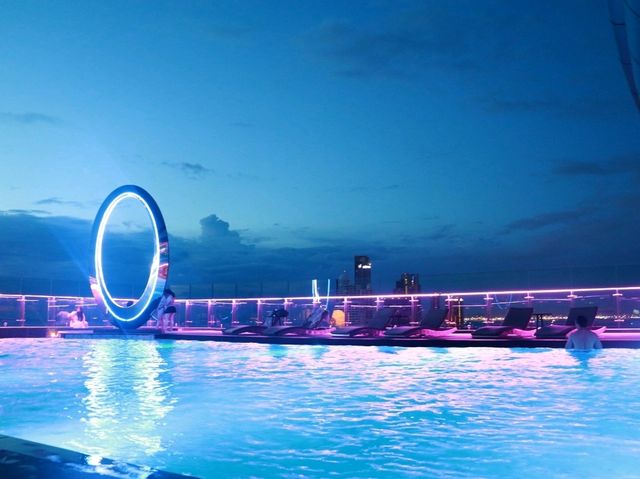 Sky pool ยามค่ำคืน 