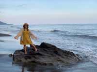 Nanganesa Beach หาดทรายสีดำกับฟองคลื่นสีขาว