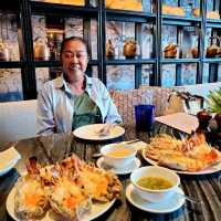 กุ้งแม่น้ำเผาจากอยุธยา บรรยากาศโรงแรม 5 ดาว 
