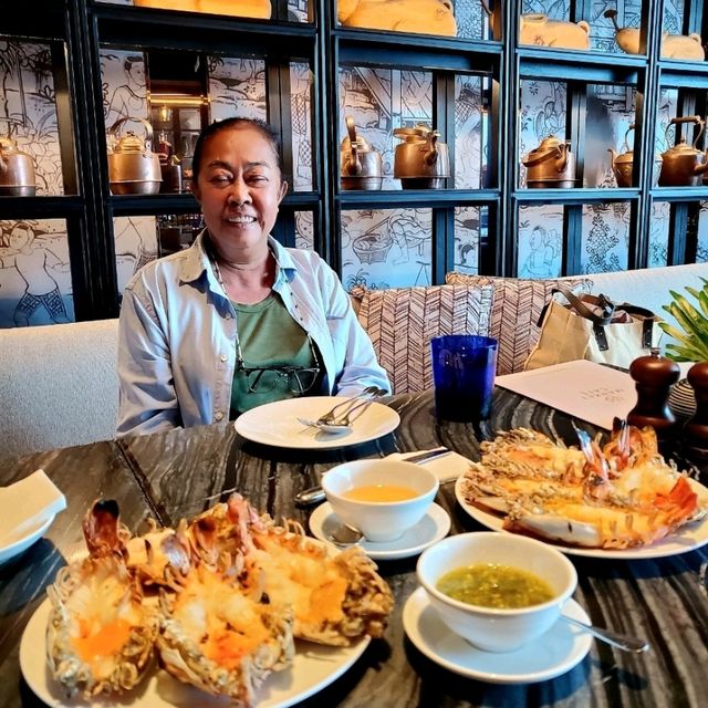 กุ้งแม่น้ำเผาจากอยุธยา บรรยากาศโรงแรม 5 ดาว 