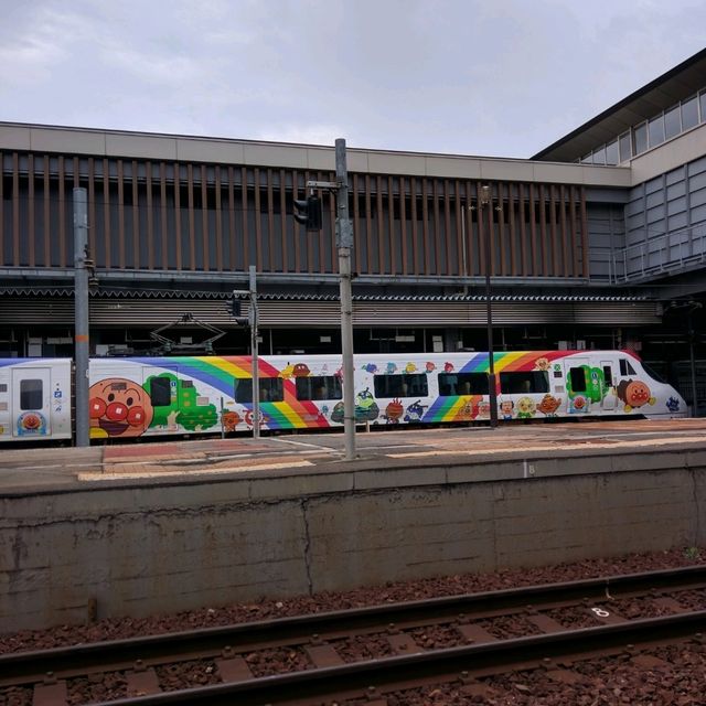 瀬戸大橋アンパンマントロッコ：子どもたちの夢が詰まった特別列車
