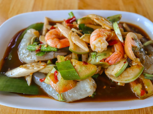 ร้านอร่อย “แซบเคียงสวน” 🍽️ สุพรรณบุรี