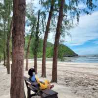 พักผ่อนในบรรยากาศเงียบสงบ @ หาดสามพระยา 