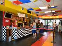 Delicious Lunch at Teddy's Bigger Burgers in Waikiki🍔