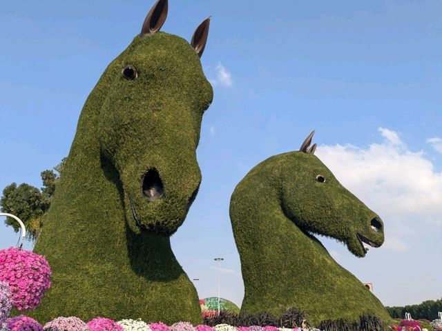花を使った大スケールの作品に写真撮影が止まらない「ドバイ奇跡の庭園」