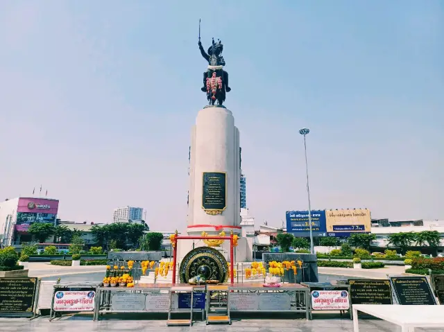 泰國曼谷坐天鐵BTS去華人老城區Wongwian Yai 一日遊行程，體驗曼谷當地市場，雄偉吞武裡國王雕像，適合打卡拍照📸