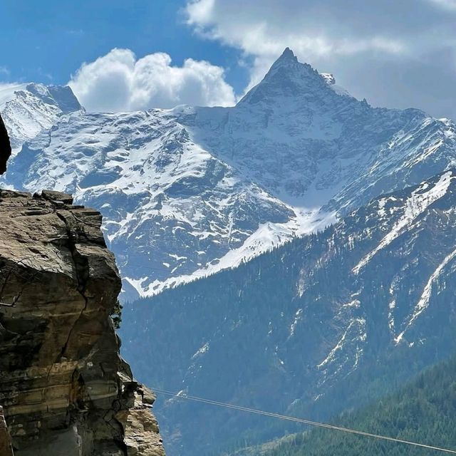 🏔️ Explore Leh Ladakh – The Land of High Passes 🌟