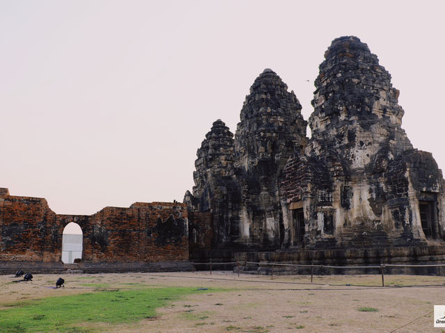 พระปรางค์สามยอด