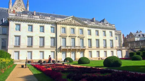 🇫🇷ศูนย์กลางทัวร์ปราสาทอันงดงามริมแม่น้ำลัวร์ เมืองตูร์ ประเทศฝรั่งเศส🇫🇷 — traveler post in ตูร์