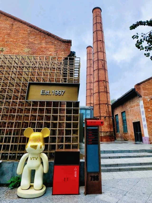 Exploring the famous, vibrant & unique contemporary art districts in Beijing. 