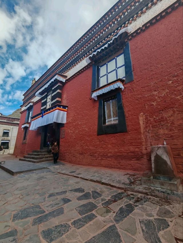 A Journey to Tashi Lunpho Monastery: A Glimpse into Tibetan Spirituality