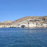 サントリーニ島（ギリシャ） – 青と白のコントラストが美しいエーゲ海の楽園