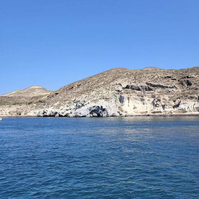 サントリーニ島（ギリシャ） – 青と白のコントラストが美しいエーゲ海の楽園