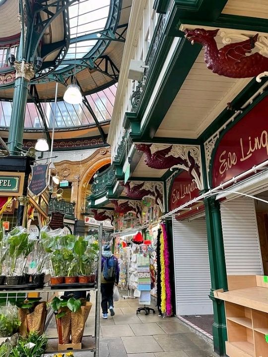 Spectacular main entrance to marketplace from the road