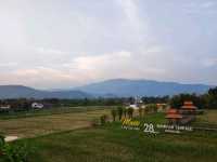 ทานอาหารท่ามกลาง วิวทุ่งนาเทือกเขาเรียงรายทอดยาว