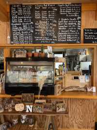 谷川岳の麓で味わう癒しの時間「ANDo&CAFE」—自然と調和する山カフェ