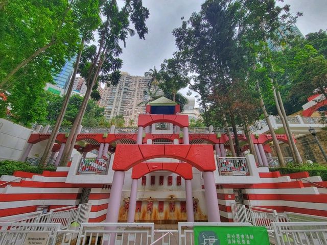 🏰✨ 堅巷公園——半山中的奇幻隱世角落!🌳🎠   🏰✨ 堅巷公園——半山中的奇幻隱世角落!🌳🎠