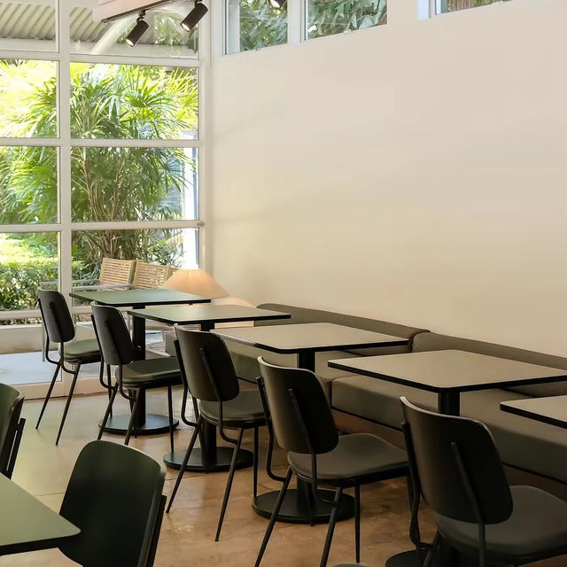 F.l.X Neilson Hays คาเฟ่ที่ผสมรวมกับสมุด