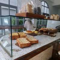 清邁大學旁充滿設計特色的早餐店， Flour Flour