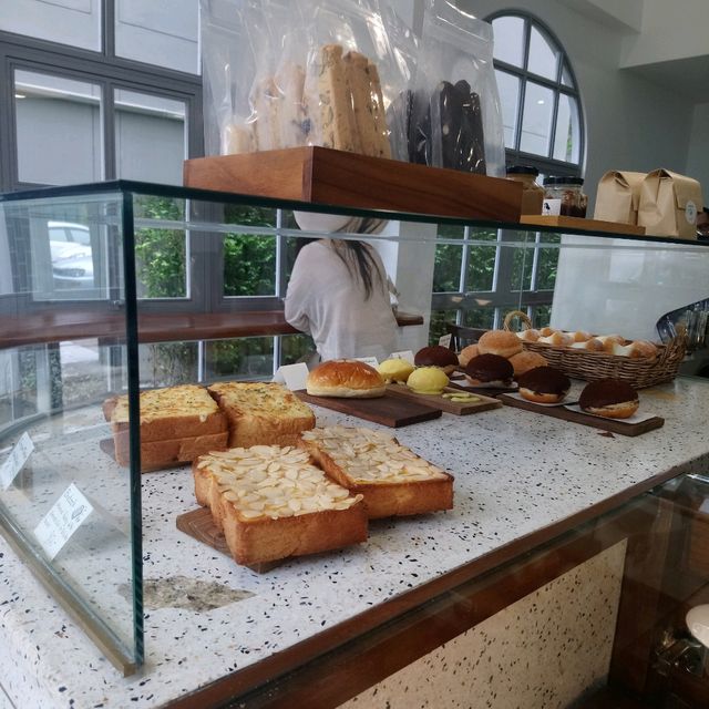 清邁大學旁充滿設計特色的早餐店， Flour Flour